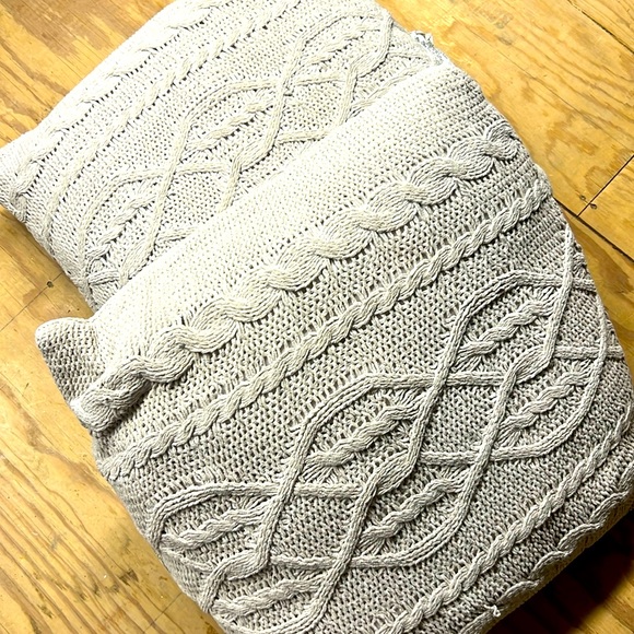 Large Pillows - Picture 1 of 2